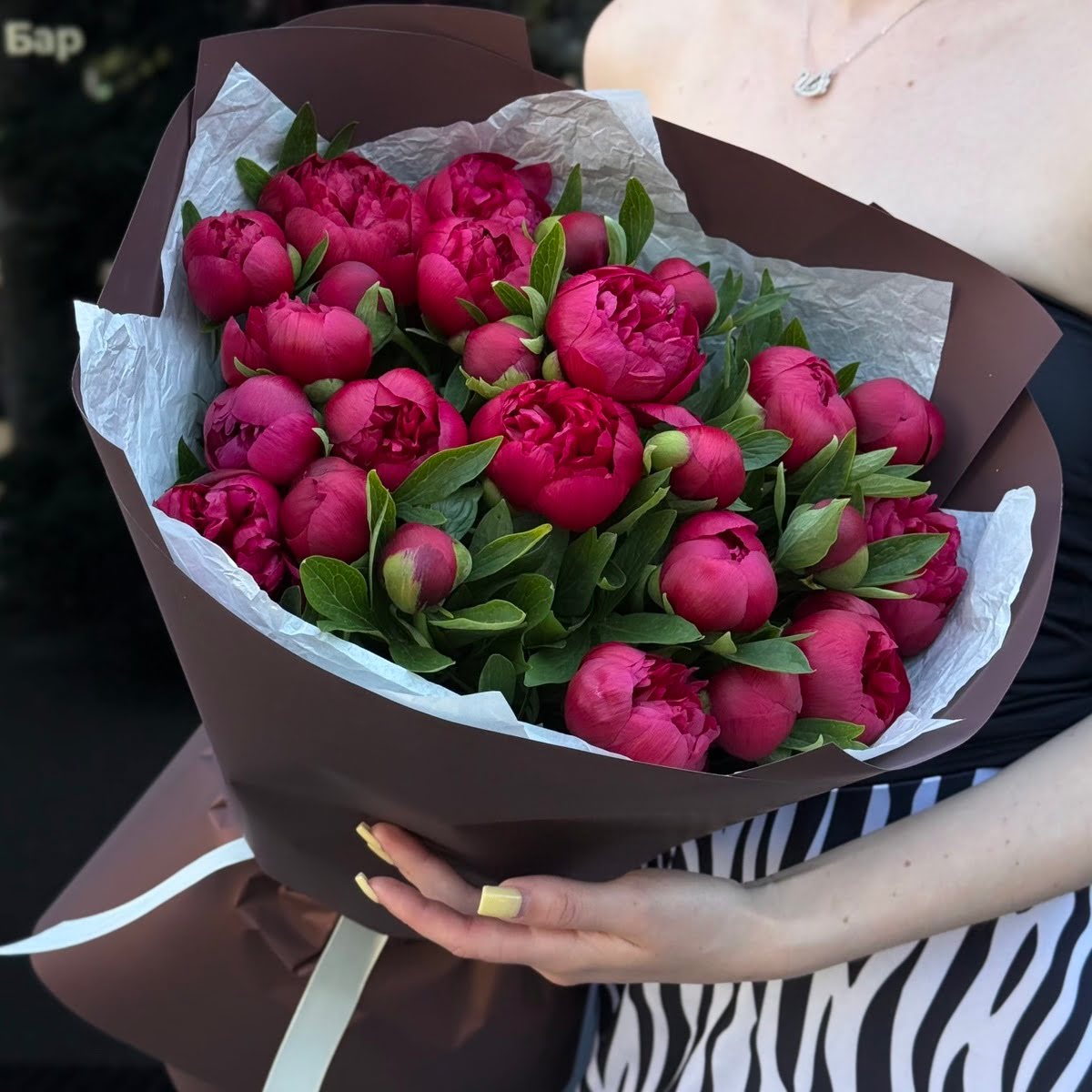 25 бордовых пионов
